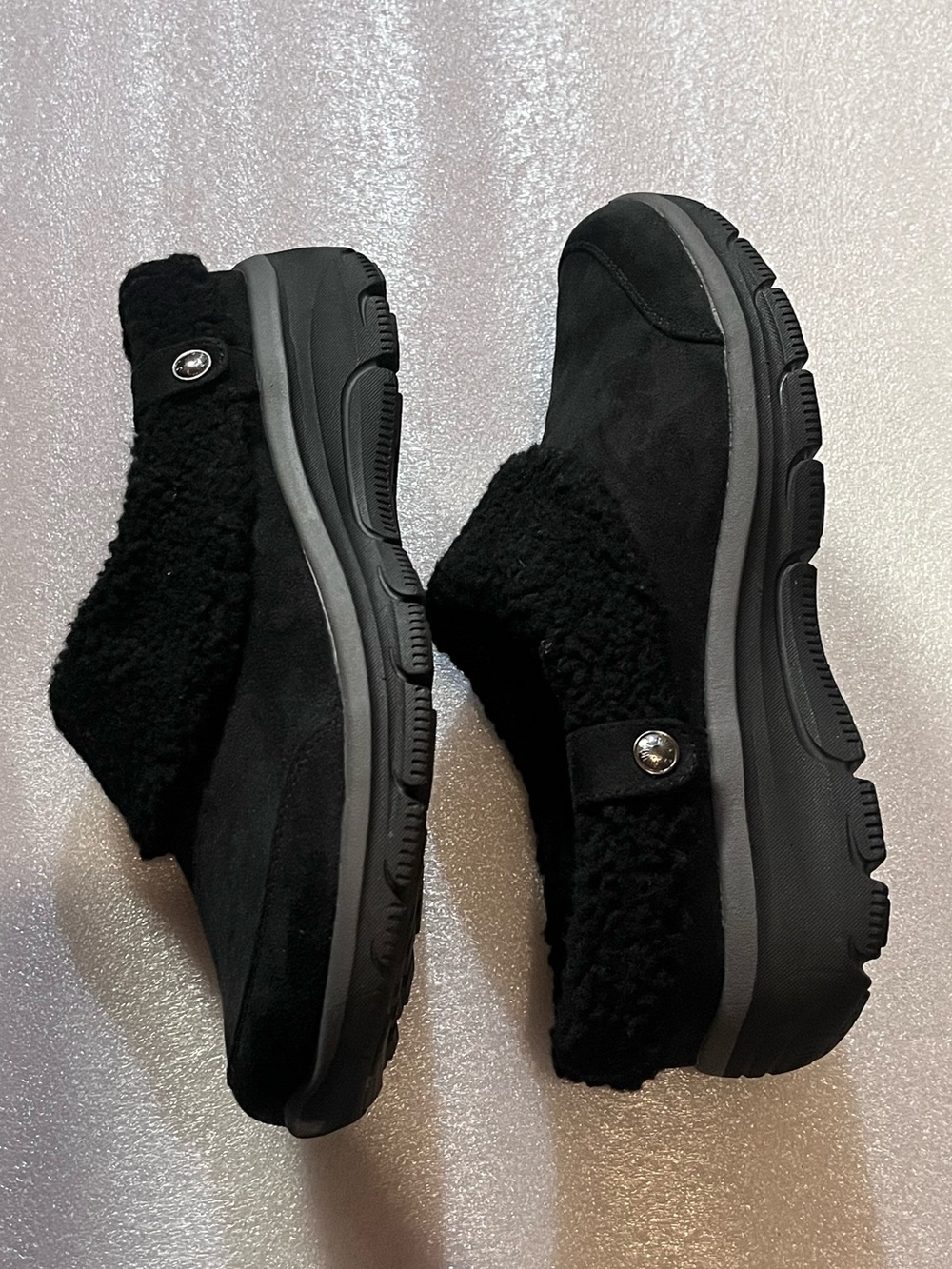 Women's Sketchers Black Slip-On Fuzzy Lined Mule 9